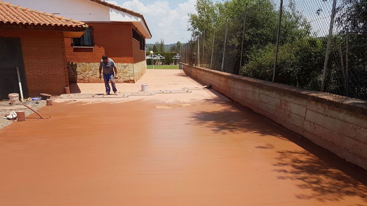 Algunos de los trabajos que se están realizando en la piscina de Villaobispo. | L.N.C.