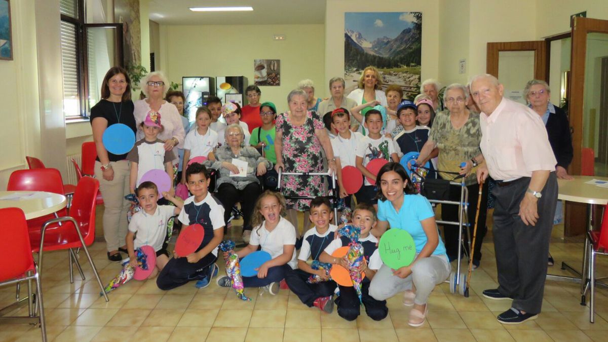 Los alumnos de Primaria de Maristas Champagnat, con los mayores de la residencia Santa Luisa de León. Los alumnos de Primaria de Maristas Champagnat, con los mayores de la residencia Santa Luisa de León.
