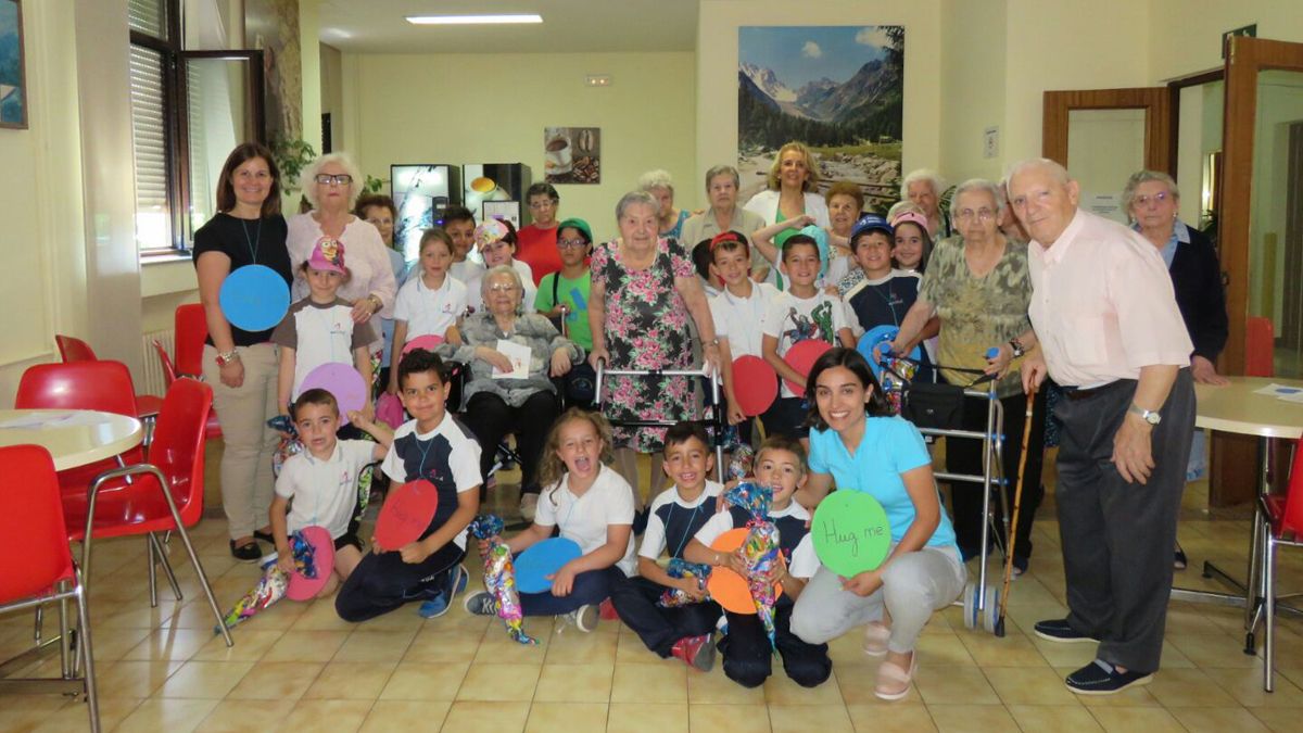 Los alumnos de Primaria de Maristas Champagnat, con los mayores de la residencia Santa Luisa de León.