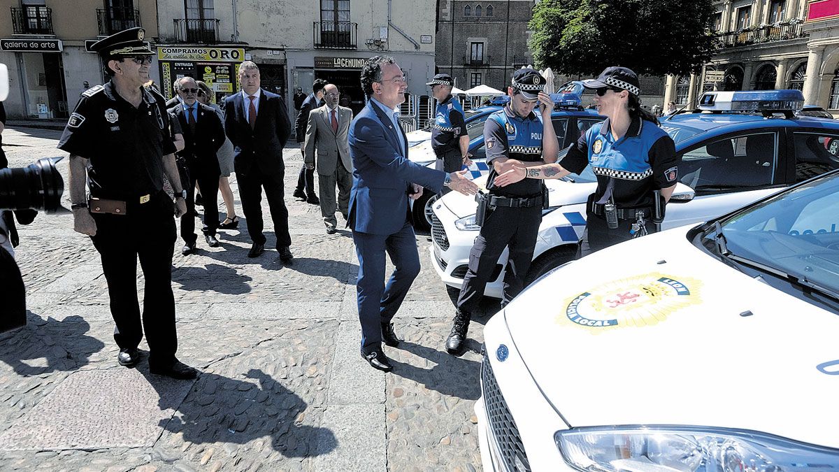 El concejal de Seguridad y Movilidad, Fernando Salguero, presentó los nuevos vehículos policiales. | DANIEL MARTÍN