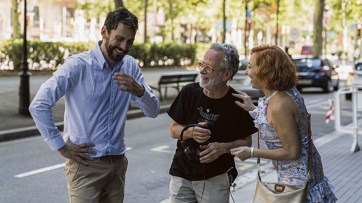 Fernando Colomo con los actores de su nueva comedia, Paco León y Carmen Machi, que actualmente rueda en Badalona.
