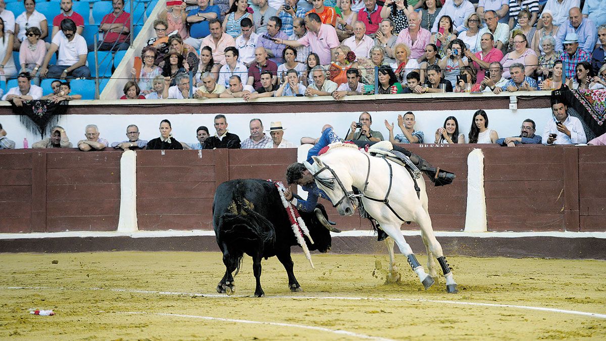 Pablo Hermoso de Mendoza (en la foto en una actuación anterior en la plaza leonesa) es el gran atractivo de esta primera cita de la feria. | MAURICIO PEÑA