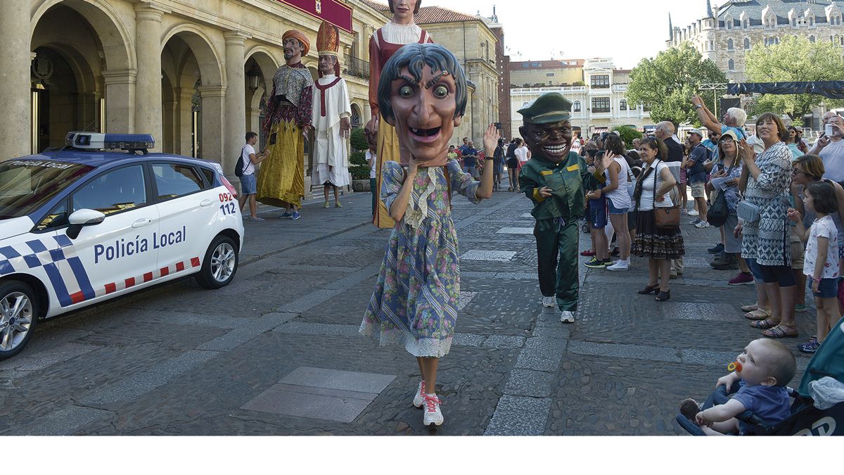 Los gigantes y los cabezudos, este viernes en su primer pasacalles. | MAURICIO PEÑA