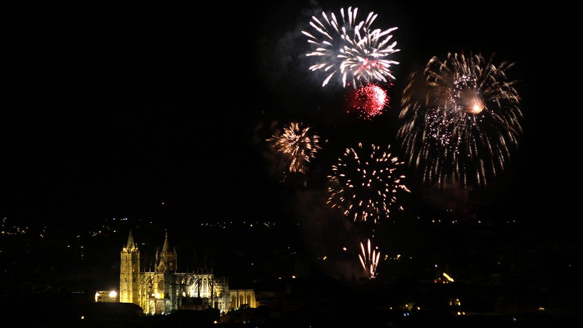 Imagen de los fuegos artificiales sobre León. | PEIO GARCÍA (ICAL)