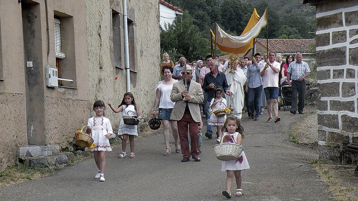 En la fotografía, un momento de la procesión celebrada este miércoles en la localidad de Geras. | ESTEFANÍA NIÑO