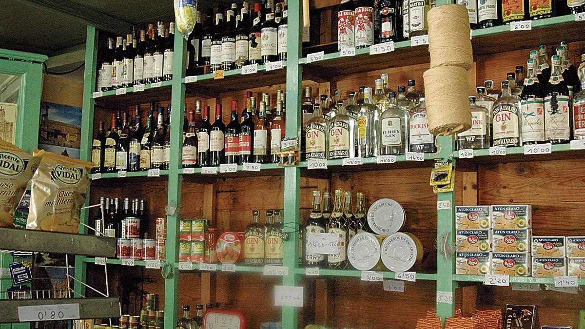 Otra tienda clásica de ultramarinos de la provincia de León, sin fechar.