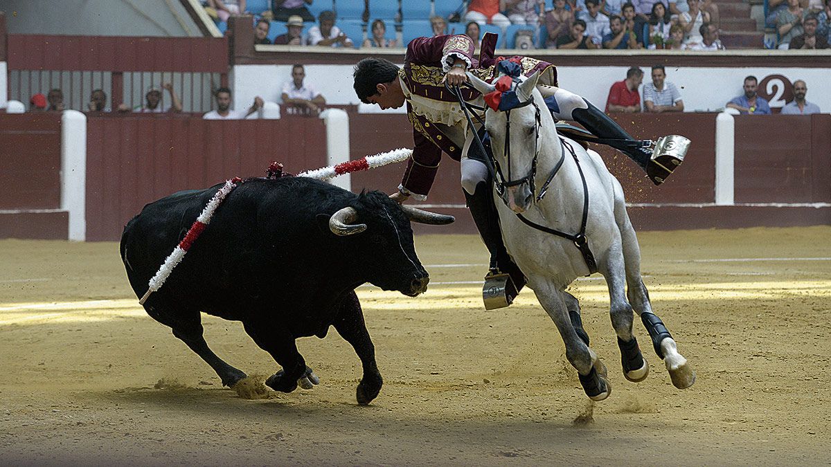 El portugués Joao Moura "lleva de la mano" al toro en una tarde en la que fue el único en cortar un trofeo de su enemigo. | REPORTAJE GRÁFICO: MAURICIO PEÑA