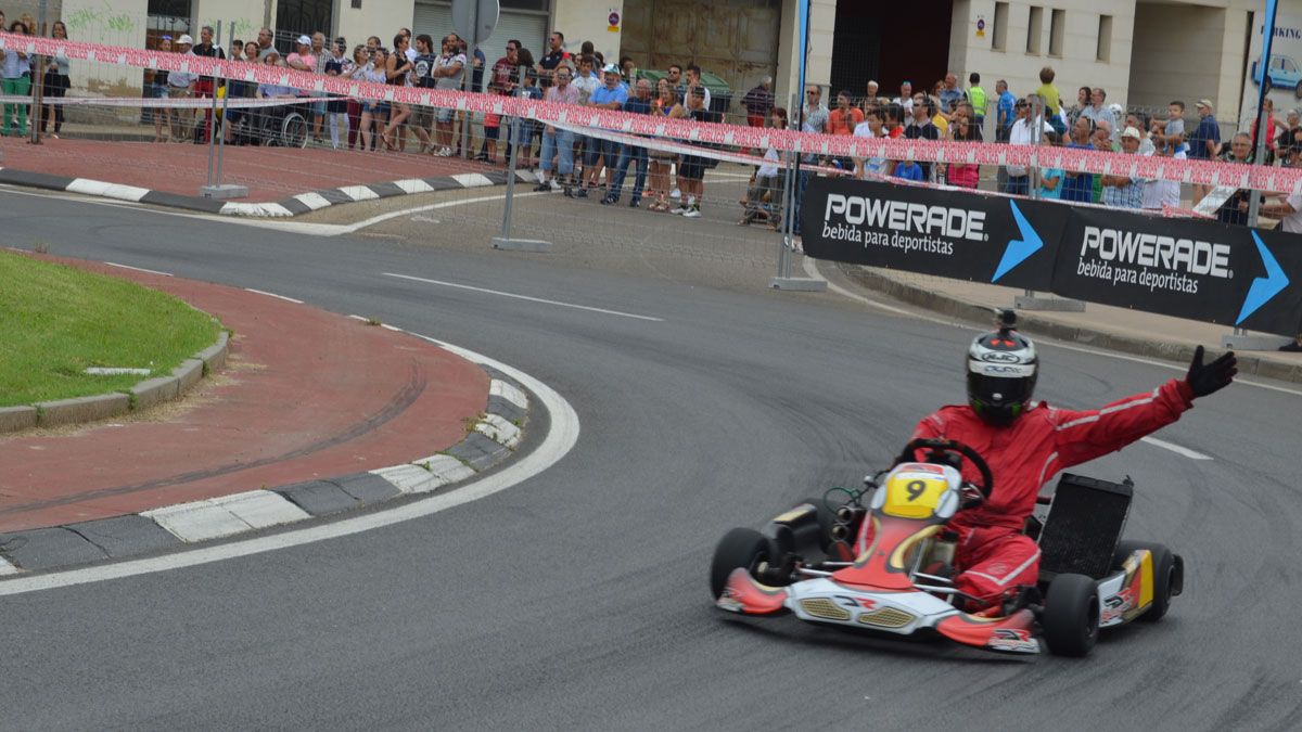 Uno de los karts a su paso por la glorieta de los Pendones de la ciudad. | P. FERRERO Uno de los karts a su paso por la glorieta de los Pendones de la ciudad. | P. FERRERO