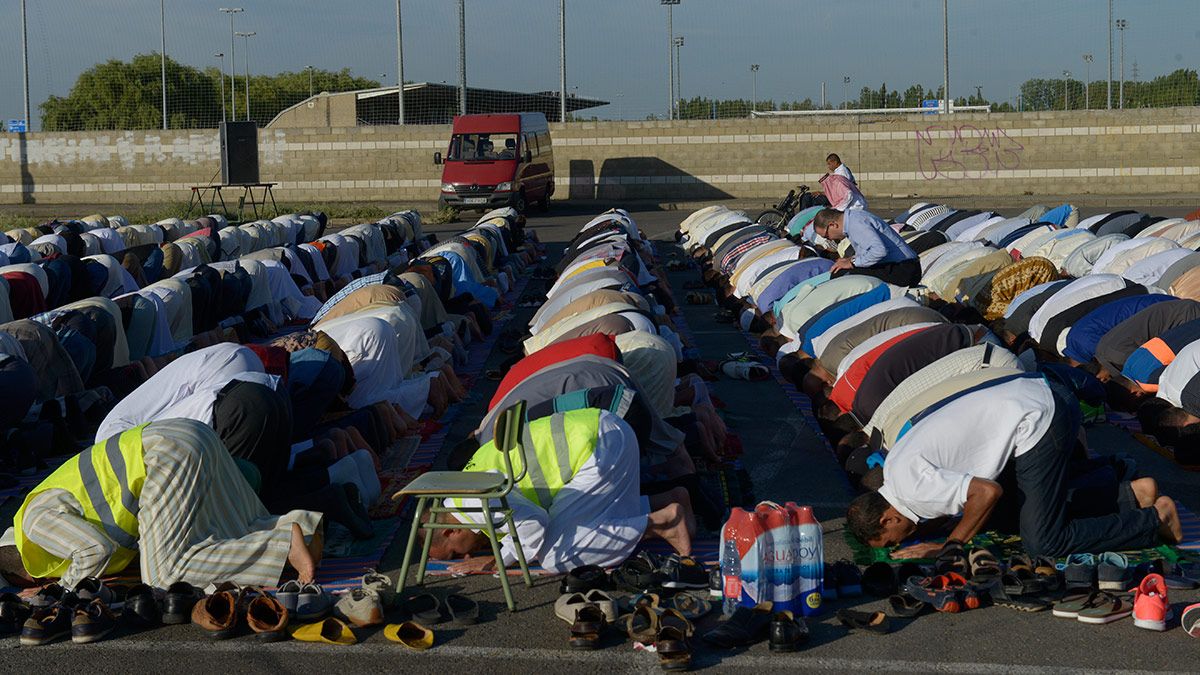 Cientos de musulmanes celebraron el fin del Ramadán en León. | MAURICIO PEÑA