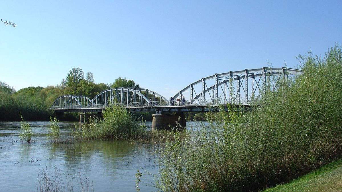 Actual puente sobre el río Esla que da acceso a la localidad de Villafer.