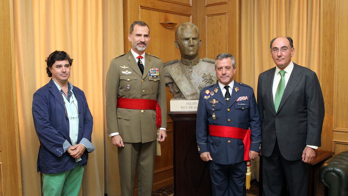 De izquierda a derecha, el escultor, Fernando Montero de Espinosa; el rey Felipe VI; Rafael Sánchez Ortega, director del Centro Superior de Estudios de la Defensa Nacional (Ceseden); e Ignacio Galán, presidente de Iberdrola. | CASA DE S.M. EL REY