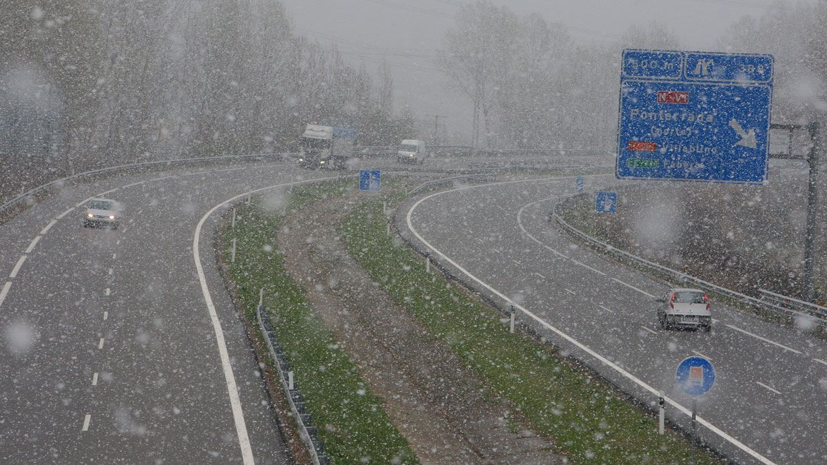 La autovía A-6 a su paso por Ponferrada, esta mañana. | César Sánchez (ICAL) La autovía A-6 a su paso por Ponferrada, esta mañana. | César Sánchez (ICAL)