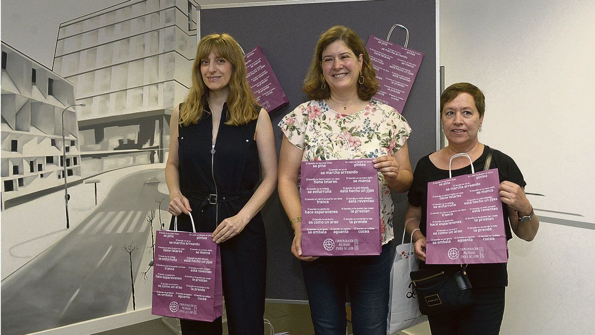 Mar Sancho, Margarita Torres y Amelia Biaín portando las bolsas conmemorativas del milenario del Fuero de León. | MAURICIO PEÑA