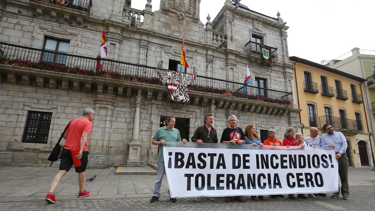 Los grupos ecologistas asistieron al pleno extraordinario sobre el incendio manifestando su rechazo. | ICAL