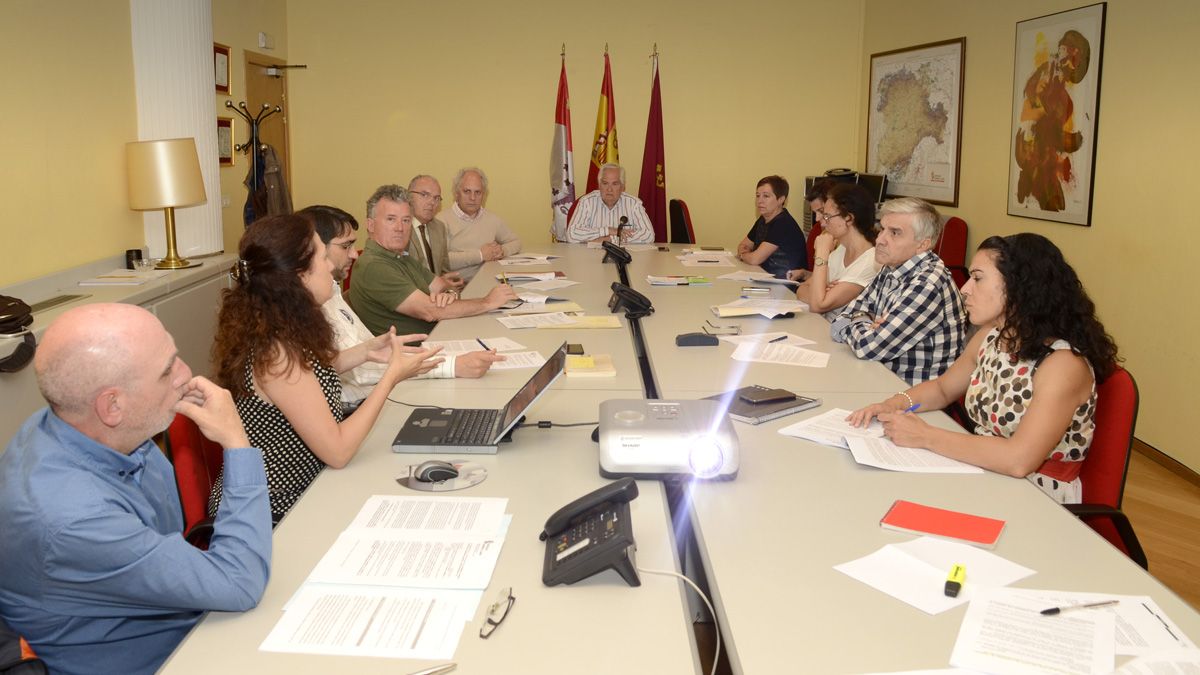 Un instante de la reunión de la Comisión Territorial de Patrimonio Cultural, presidida por el delegado de la Junta, Guillermo García. L.N.C.