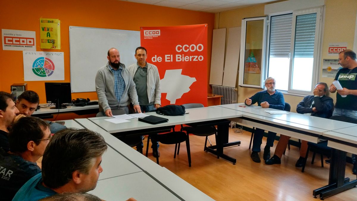 Reunión de los delegados en Ponferrada presidida por el secretario estatal de Industrias extractivas de CCOO, Jesús Ignacio Crespo.| M.I.