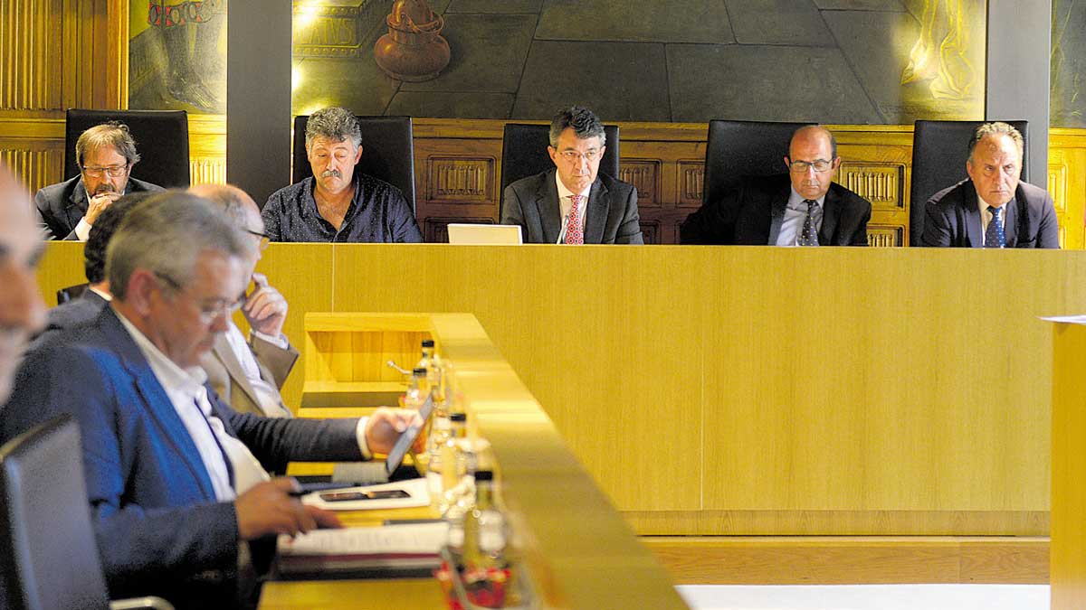 El Palacio de los Guzmanes acogió este miércoles el pleno ordinario de junio. | MAURICIO PEÑA
