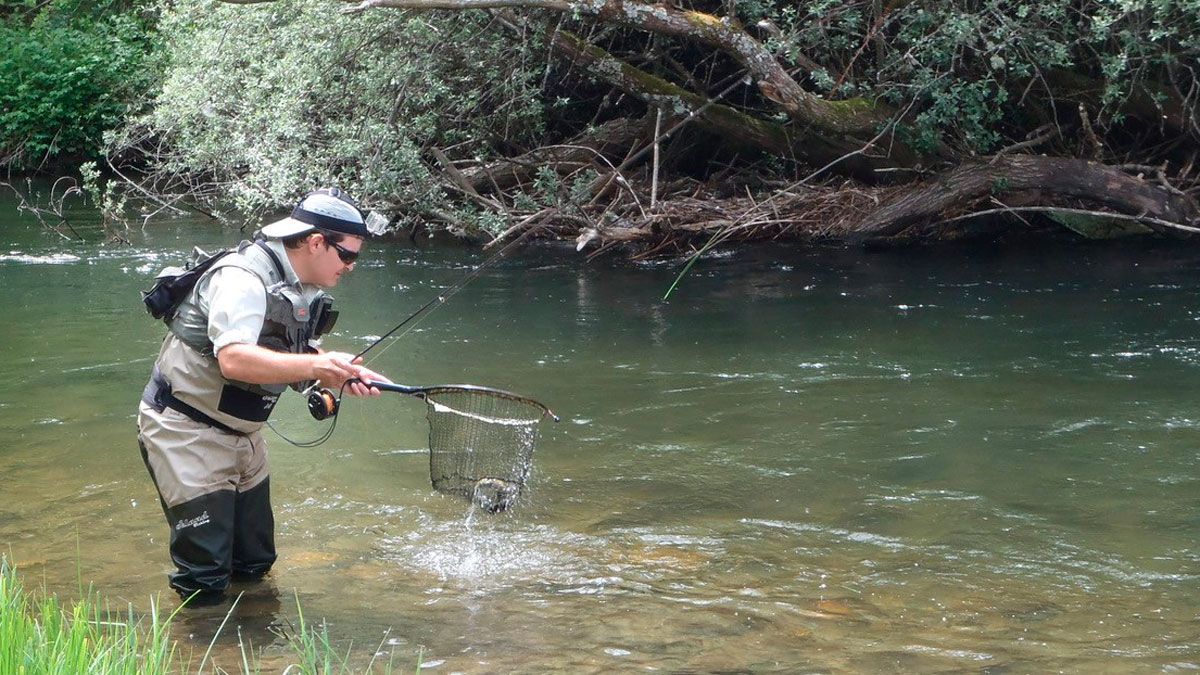 Un pescador, en uno de los ríos de León. | R.P.N.