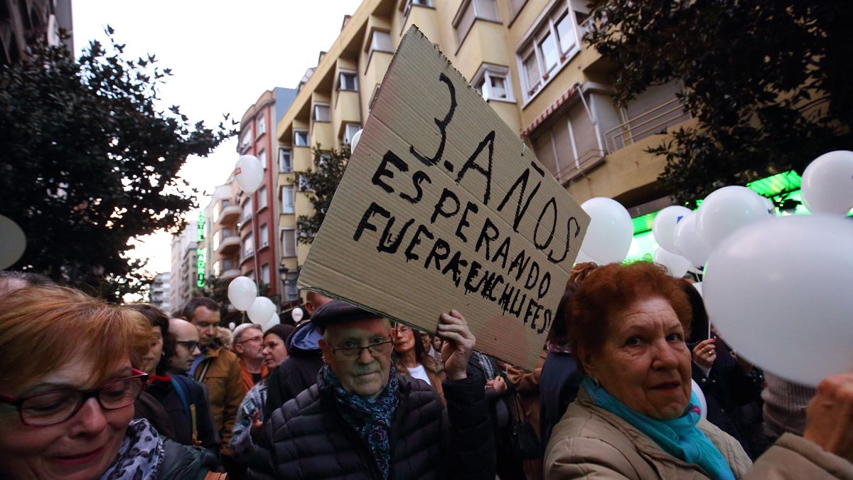 Imagen de la última manifestación convocada por la Plataforma en Defensa de la Salud Pública del Bierzo. | ICAL
