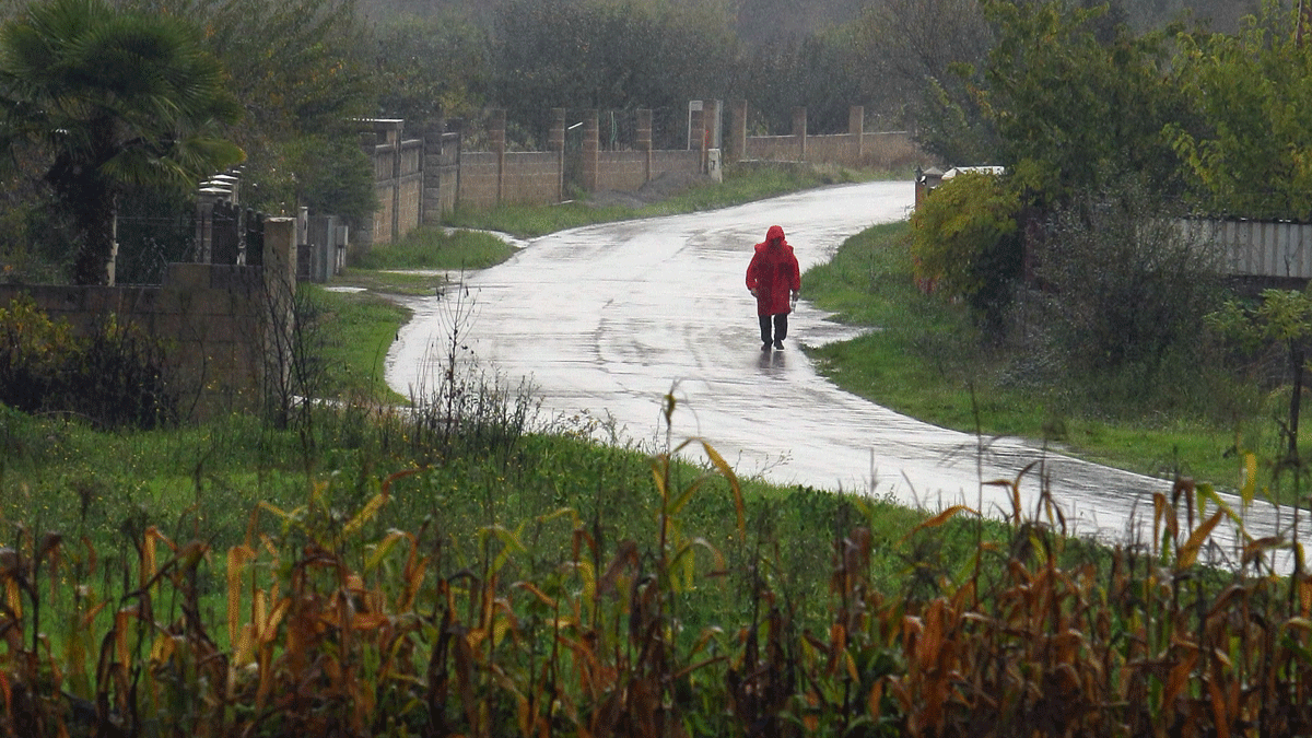 Un caminante en el Bierzo, en imagen de archivo. | CÉSAR SÁNCHEZ (ICAL) Un caminante en el Bierzo, en imagen de archivo. | CÉSAR SÁNCHEZ (ICAL)
