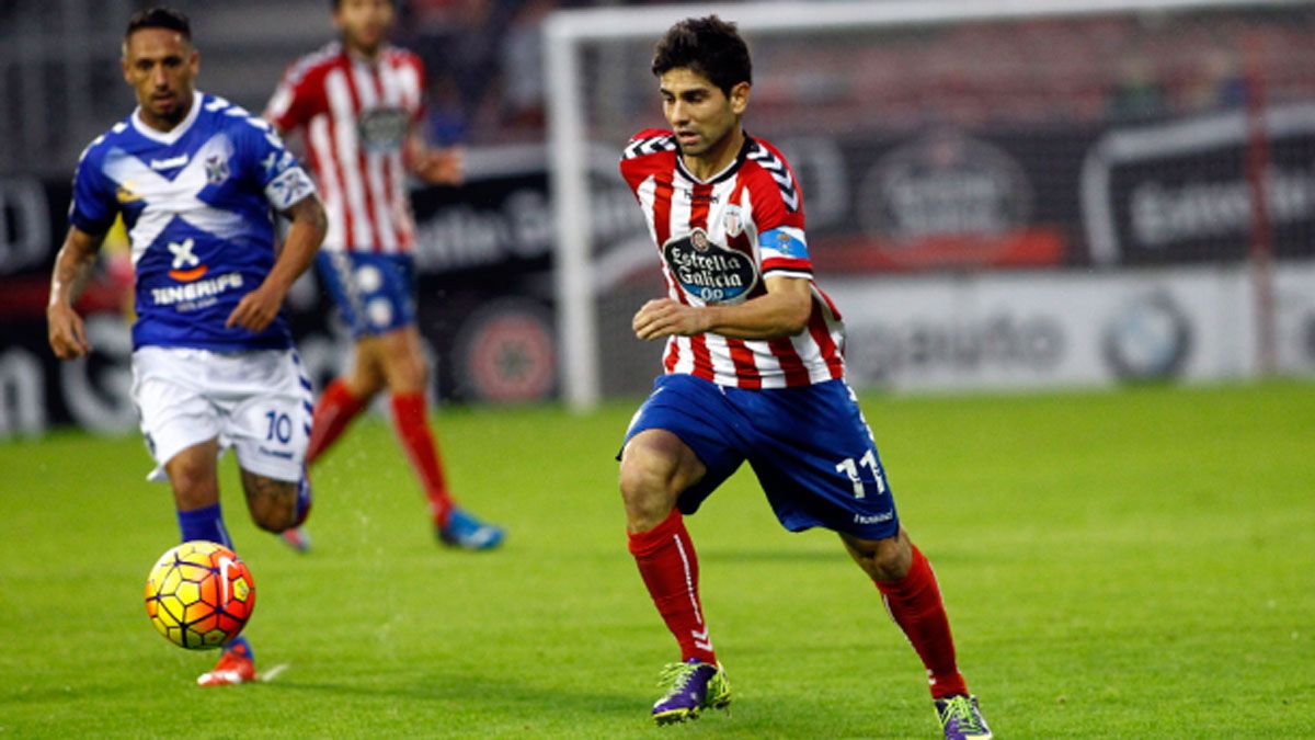 Manu Rodríguez intenta llegar a un balón durante un encuentro con el Lugo. | OURENSE CF