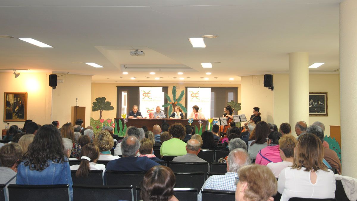 La presentación de la antología poética ‘Corazón de canela’ sirvió ayer de prólogo a la Feria del Libro de La Bañeza que este viernes da comienzo. | ABAJO La presentación de la antología poética ‘Corazón de canela’ sirvió ayer de prólogo a la Feria del Libro de La Bañeza que este viernes da comienzo. | ABAJO