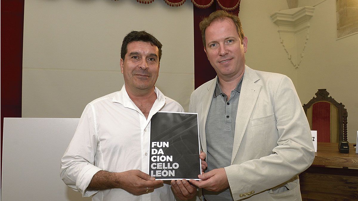 Miguel Jiménez y Ángel García, presidente y vicepresidente de la Fundación Cello León, el pasado martes en la sala Pendón de Baeza de San Isidoro. | MAURICIO PEÑA