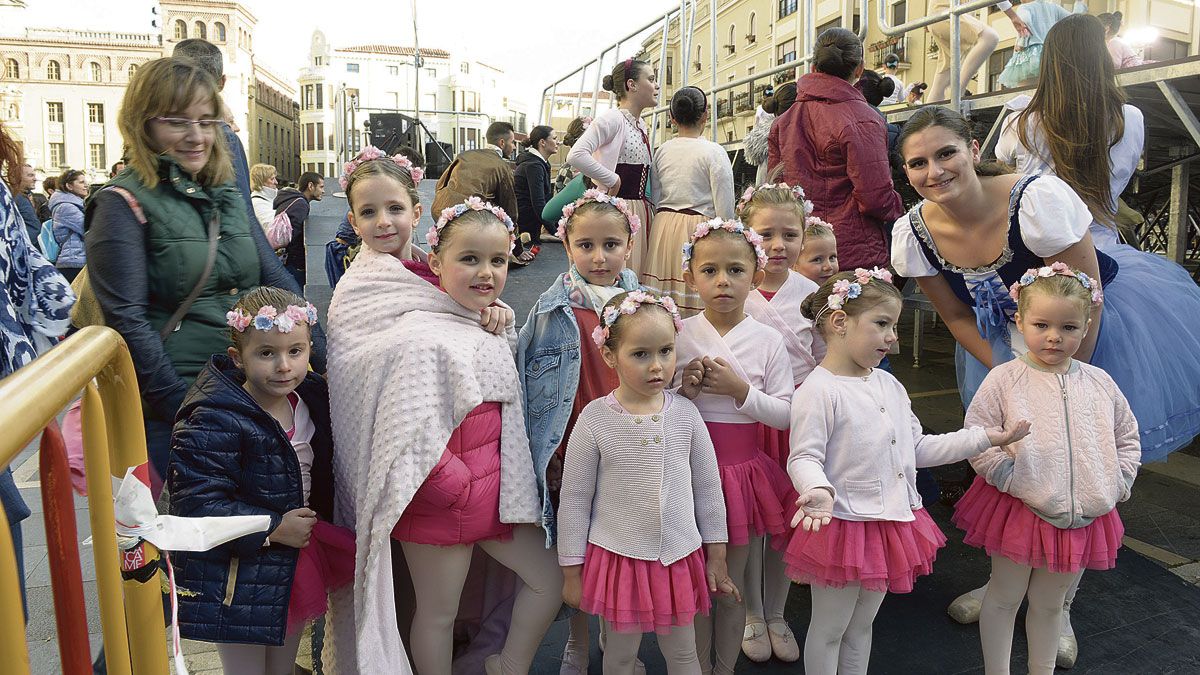 Las bailarinas más jóvenes tuvieron que resguardarse del frío, este jueves en la plaza de Regla. | MAURICIO PEÑA