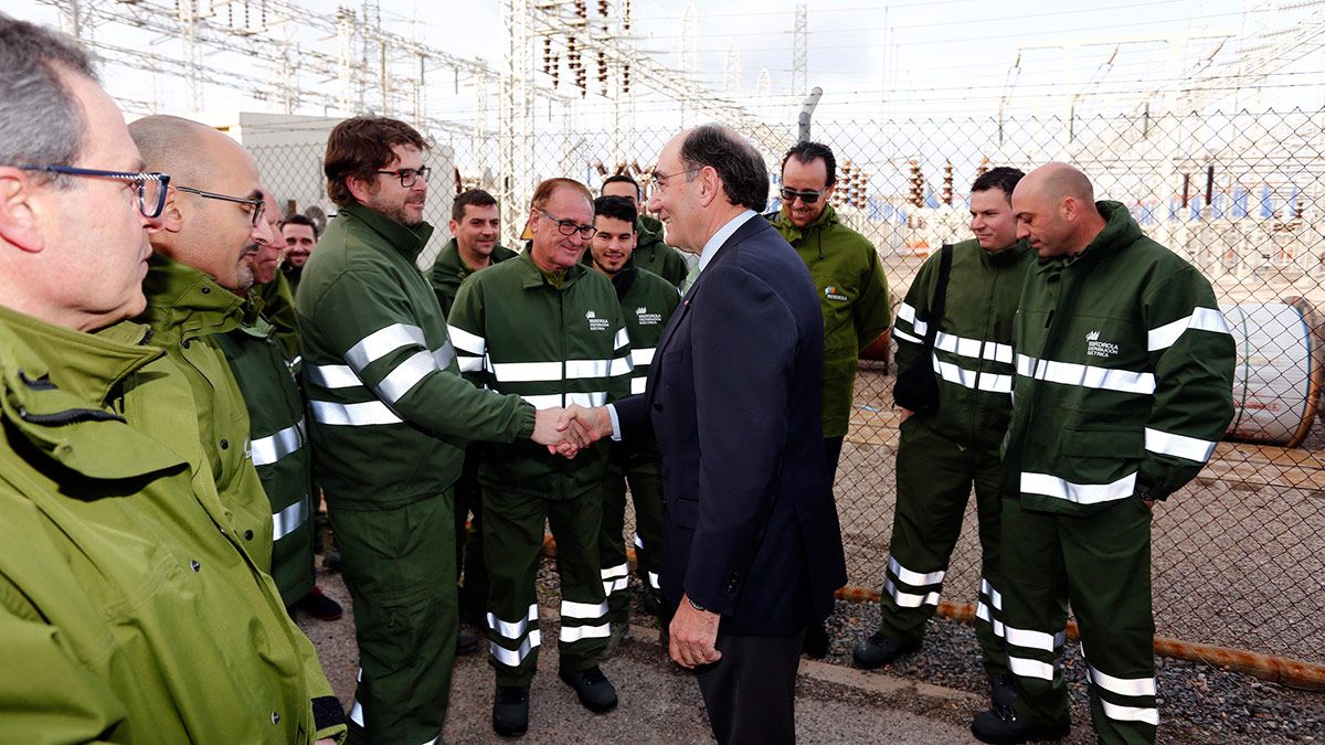 Ignacio Galán, con empleados de Iberdrola Distribución. | L.N.C.