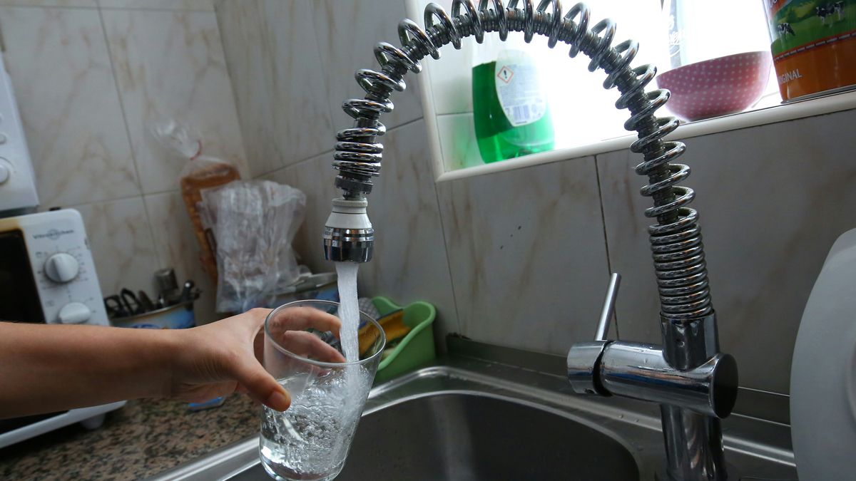 El agua de Fabero tuvo problemas de posos pero comienza a verse limpia. | ICAL