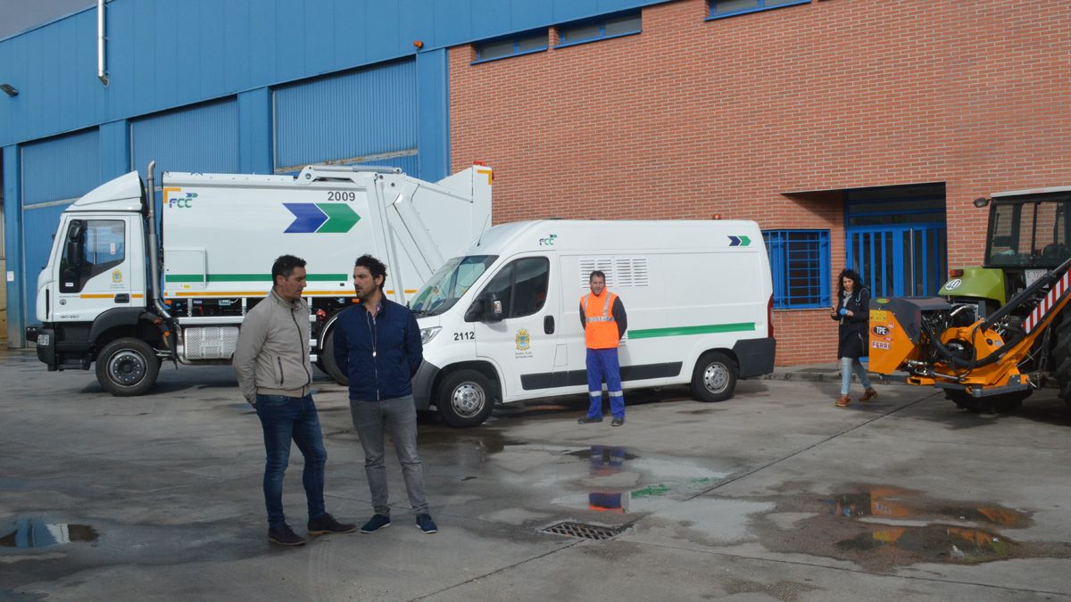 Mendo y el representante de la empresa en la presentación de los nuevos vehículos. | M.I.