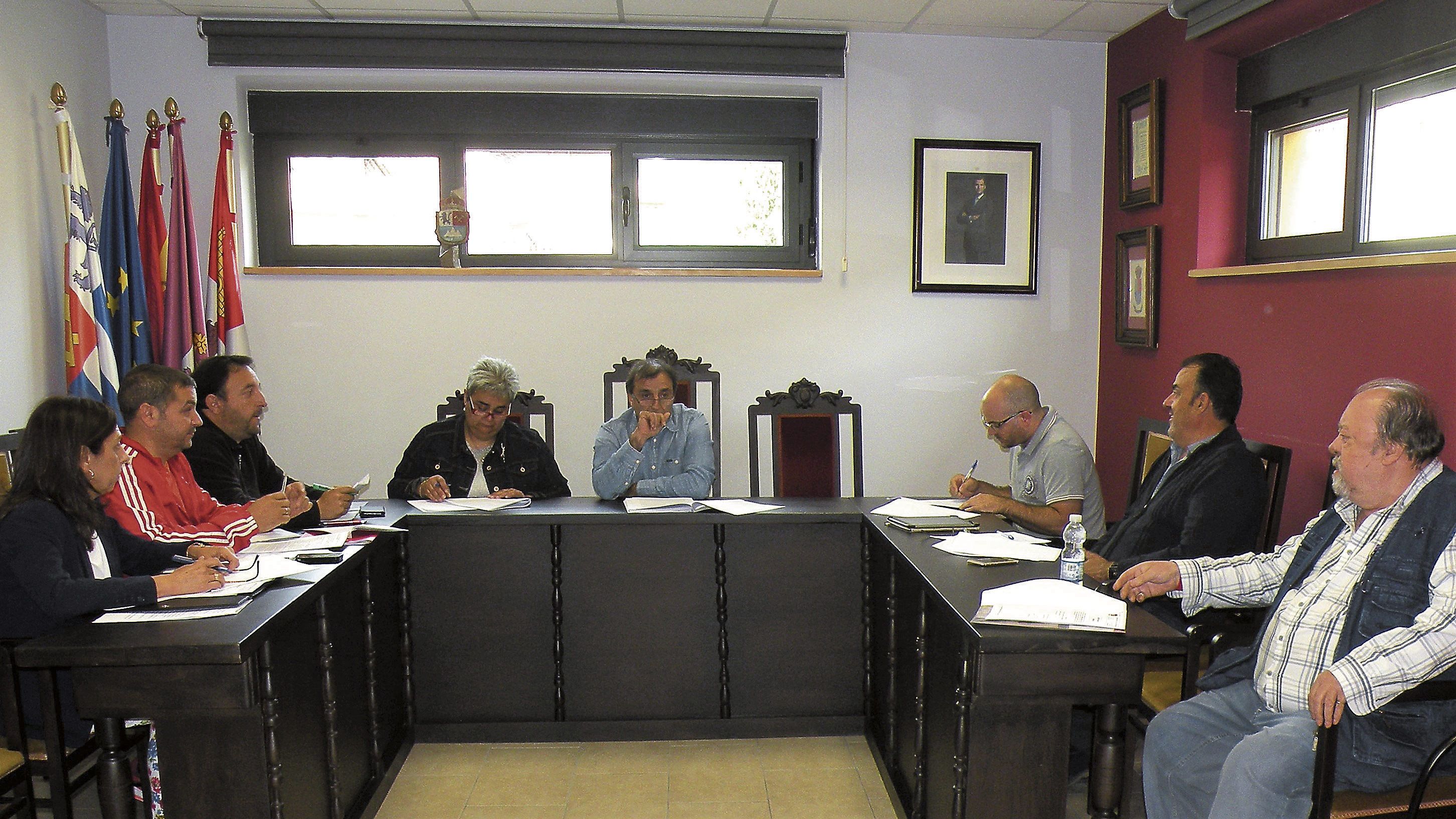 En la imagen, un momento del pleno celebrado en Matallana de Torío este viernes. | E. NIÑO