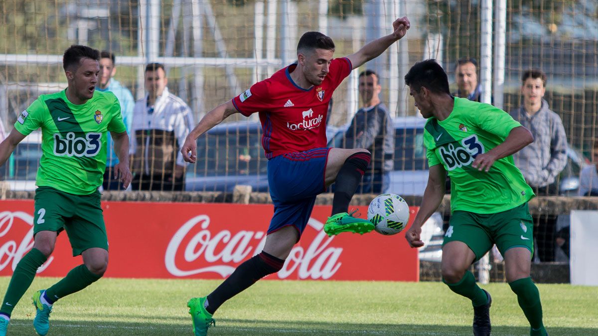 Imagen del partido entre Osasuna B y Ponferradina en tierras navarras . | A. CARDENAL