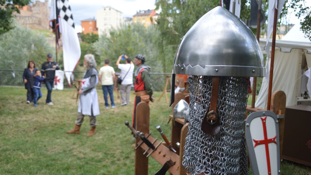 Uno de los campamentos de recreación del medievo, abierto ayer en los actos de la Noche Templaria. | A.C. Uno de los campamentos de recreación del medievo, abierto ayer en los actos de la Noche Templaria. | A.C.
