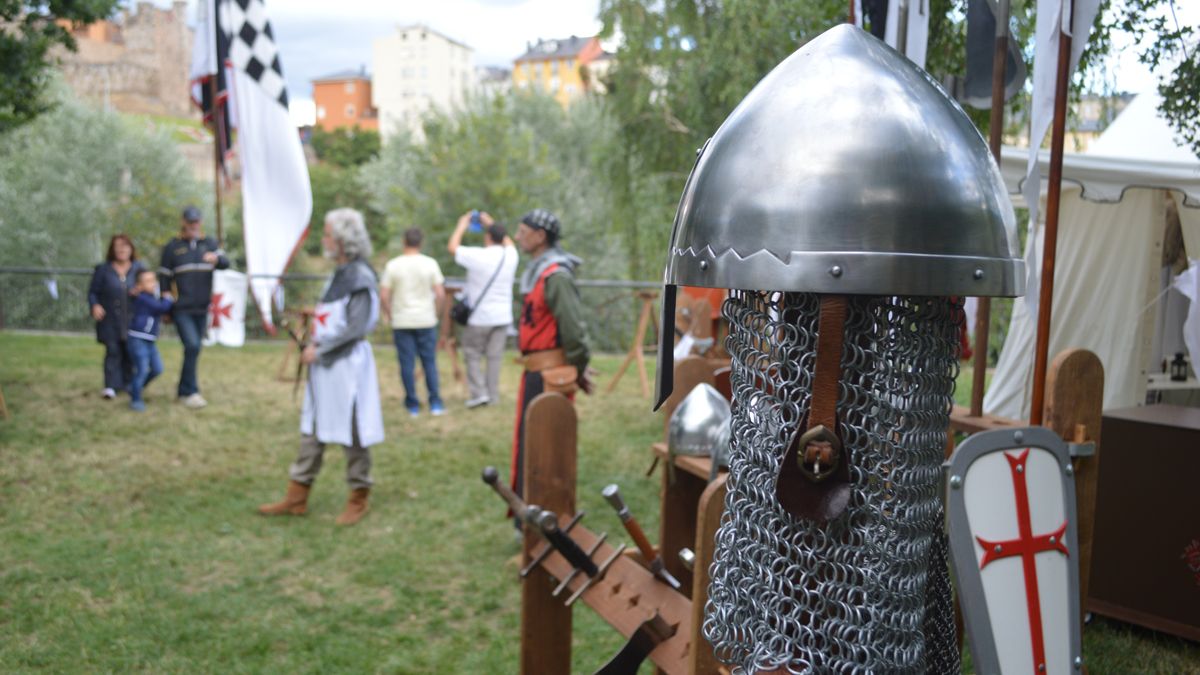 Uno de los campamentos de recreación del medievo, abierto ayer en los actos de la Noche Templaria. | A.C.