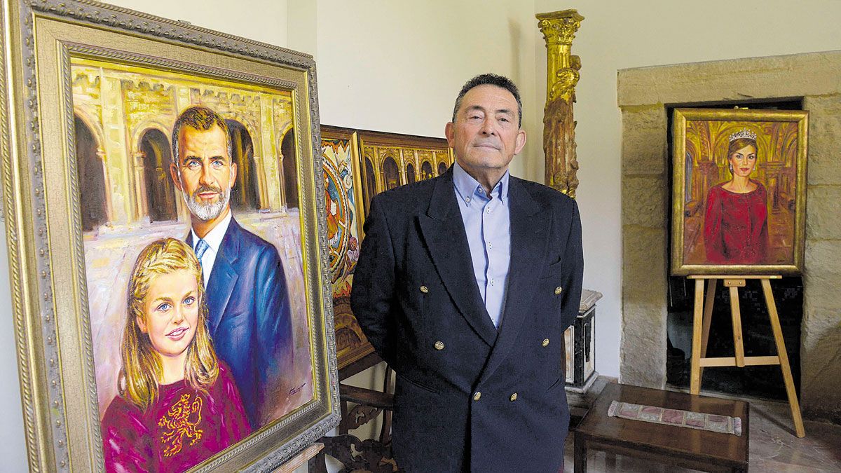 Imagen de Luis Zotes Flecha con los retratos de los reyes e infanta en San Isidoro. | MAURICIO PEÑA