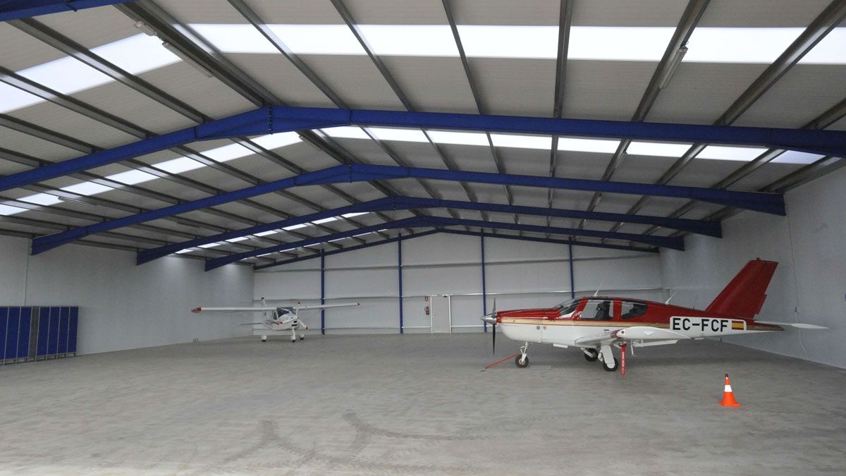 Un hangar del aeródromo Los Oteros, con dos avionetas. | DANIEL MARTÍN Un hangar del aeródromo Los Oteros, con dos avionetas. | DANIEL MARTÍN