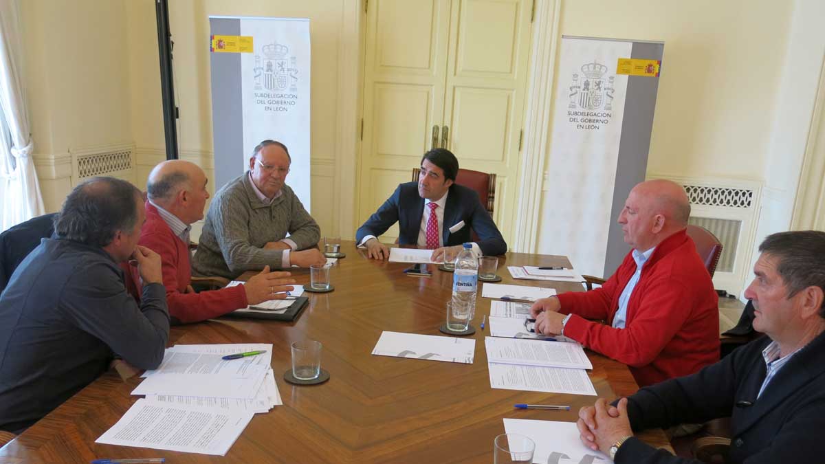 Representantes de Ferduero y de los regantes, con el subdelegado del Gobierno en León, Juan Carlos Suárez-Quiñones.