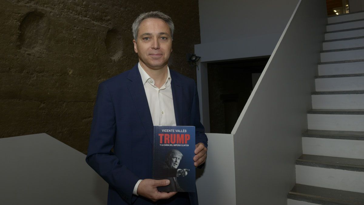 vicentevallespresentalibrotrumpleon01072017.jpg