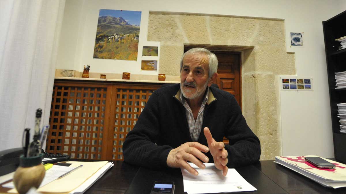 Matías Llorente, diputado de UPL, en su despacho de Diputación. | MAURICIO PEÑA