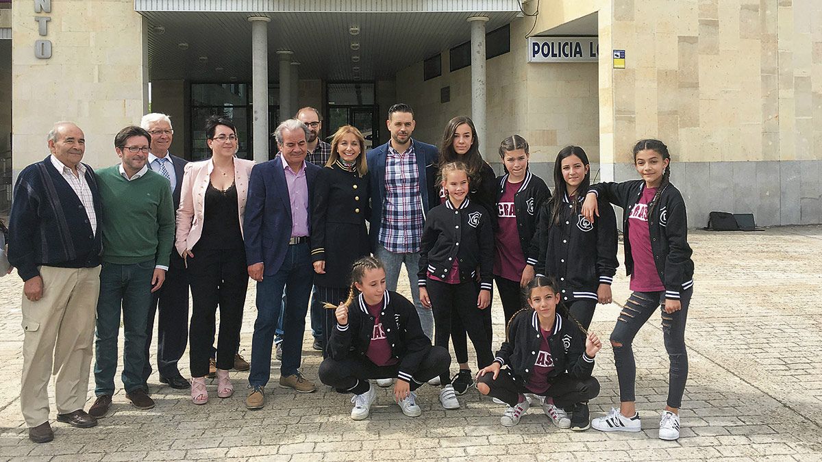 Las Boomis con la alcaldesa, el director de Cras Dance y concejales. | L.N.C. Las Boomis con la alcaldesa, el director de Cras Dance y concejales. | L.N.C.