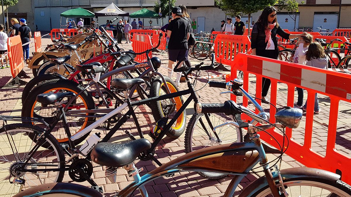 Centenares de bicicletas ayer en la plaza de La Fuente de Santa María del Páramo.  | T.G.