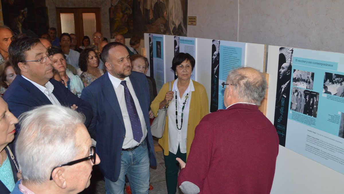 El historiador Vicente Fernández explica la exposición que se inauguró ayer en el claustro de Los Paules. | D.M.