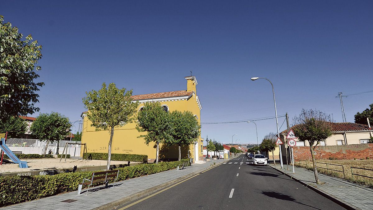 La asociación de vecinos reclama un parque nuevo porque el que tienen detrás de la iglesia, dicen, es "pobre y malo". | DANIEL MARTÍN