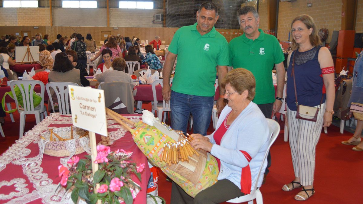Carmen ‘La gallega’, encajera con experiencia, junto al teniente de alcalde, el alcalde Ángel Calvo y la organizadora Flor Urdampilleta.