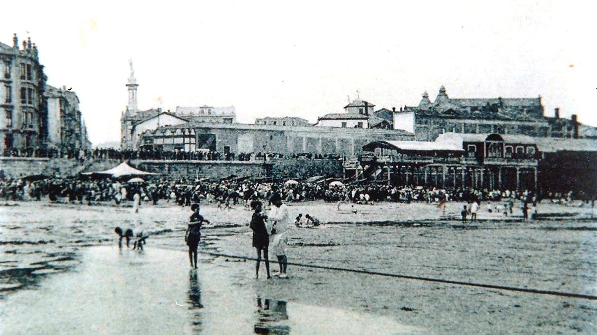Desde la Escalerona… Playa de San Lorenzo en Gijón, la primera playa que visitaron tantas familias leonesas en sus inolvidables primeras vacaciones.