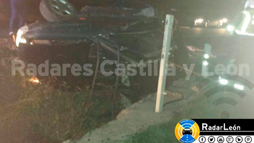 Espectacular accidente sin heridos en Acebes del Páramo
