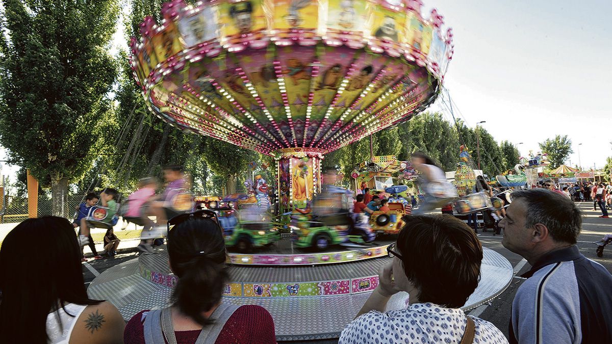 Los más pequeños fueron ayer los protagonistas del día con descuentos en las atracciones en el recinto ferial. | DANIEL MARTÍN