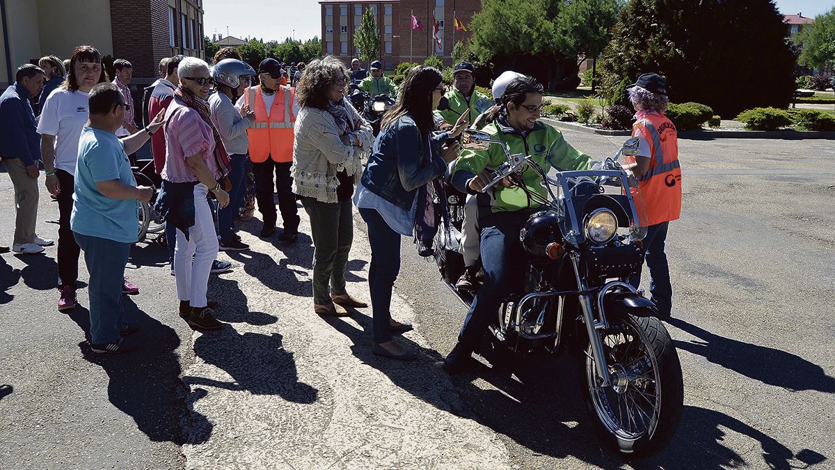 Los usuarios recorrieron en moto las instalaciones del centro ocupacional con los Moteros Solidarios. | P.F.