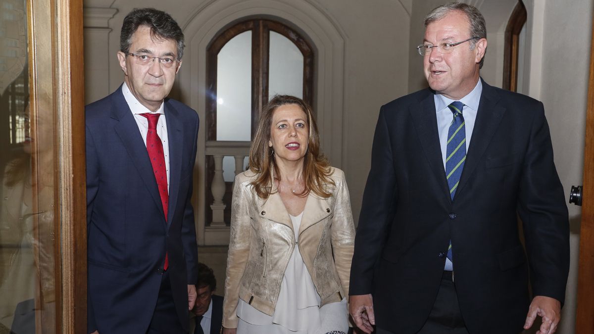 Juan Martínez Majo, Ana Muñoz y Antonio Silván, este lunes en el Palacio de los Guzmanes. | CAMPILLO (ICAL)